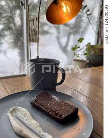 チョコテリーヌとホットコーヒーでカフェタイイム 124500393