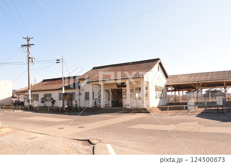 JR紀勢線の高茶屋駅本屋 124500873