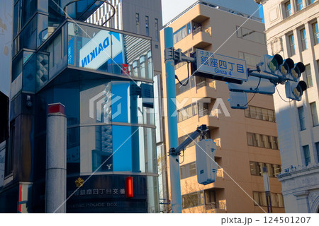 銀座四丁目交差点の交番 124501207