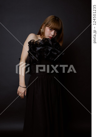 黒いドレスの女性 124501235