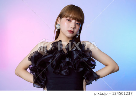 黒のフリルドレスを着た女性モデルのポートレート 124501237