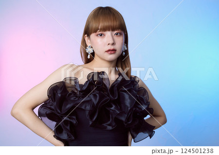 黒のフリルドレスを着た女性モデルのポートレート 124501238