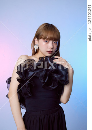 黒のフリルドレスを着た女性モデルのポートレート 124501241