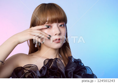 黒のフリルドレスを着た女性モデルのポートレート 124501243
