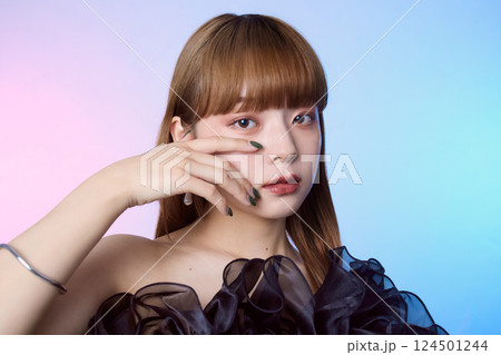 黒のフリルドレスを着た女性モデルのポートレート 黒のフリルドレスを着た女性モデルのポートレート 124501244