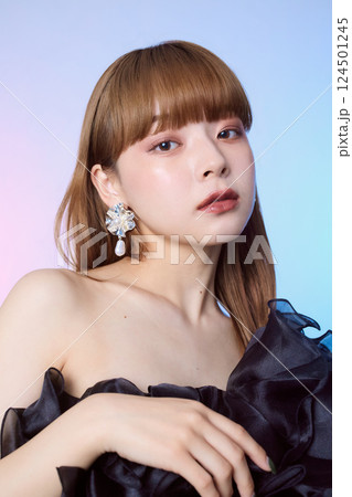 黒のフリルドレスを着た女性モデルのポートレート 124501245