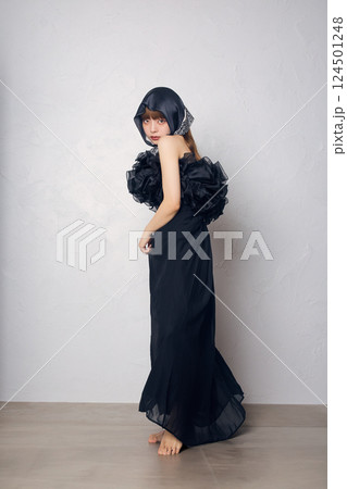 黒いドレスの女性 黒いドレスの女性 124501248