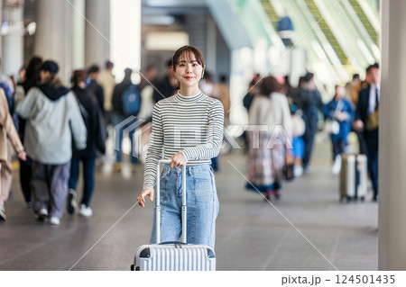 旅に出る女性　ポートレート 124501435