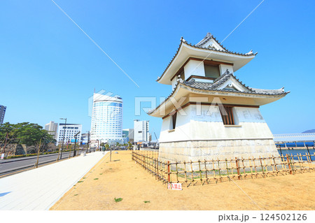 香川県高松市、報時鐘とサンポート高松の風景 124502126