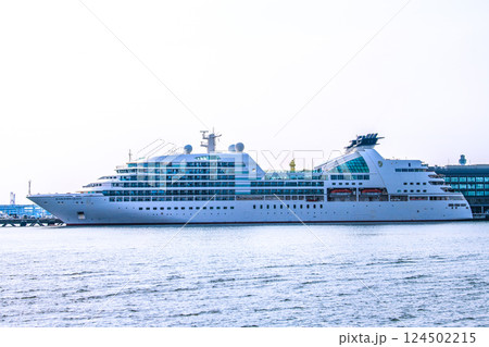 日本の横浜都市景観 初入港。新港ふ頭客船ターミナルのシーボーン・クエストなどを望む＝30日 124502215