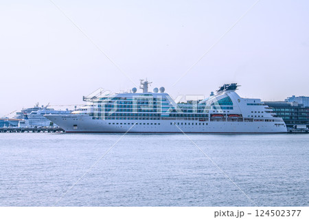日本の横浜都市景観3船…初入港した新港ふ頭のシーボーン・クエスト。奥に飛鳥Ⅱとノールダム＝30日 124502377