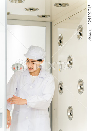 エアーシャワー・クリーンルームのある工場で働く人 エアーシャワー・クリーンルームのある工場で働く人 124502718