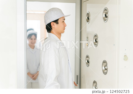 エアーシャワー・クリーンルームのある工場で働く人 エアーシャワー・クリーンルームのある工場で働く人 124502725