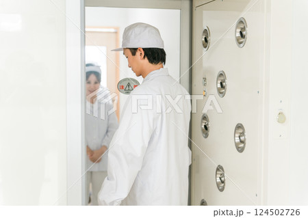 エアーシャワー・クリーンルームのある工場で働く人 エアーシャワー・クリーンルームのある工場で働く人 124502726