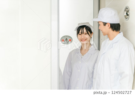 エアーシャワー・クリーンルームのある工場で働く人 124502727