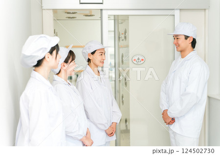 エアーシャワー・クリーンルームのある工場で働く作業員 124502730