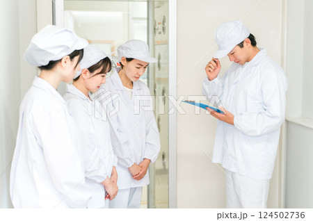 エアーシャワー・クリーンルームのある工場で働く作業員(点呼・確認) 124502736