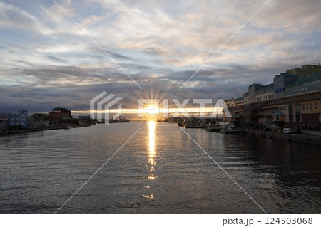 北海道の幣舞橋に沈む夕日-Sunset in Hokkkaido- 北海道の幣舞橋に沈む夕日-Sunset in Hokkkaido- 124503068