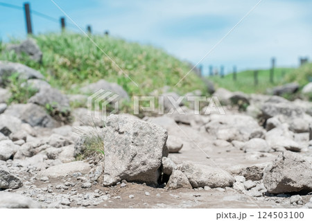 夏の空と登山道・高原の風景・観光地・旅行・山・名所 124503100