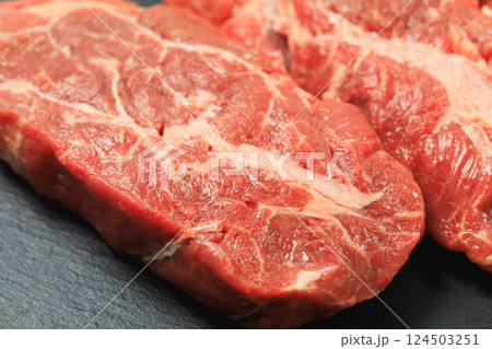厚切りのミスジステーキ用肉 124503251