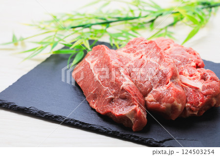 厚切りのミスジステーキ用肉 124503254