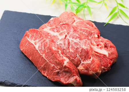 厚切りのミスジステーキ用肉 124503258