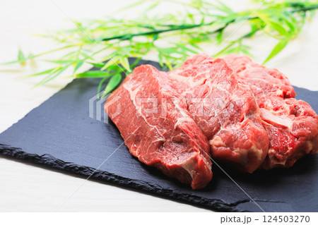 厚切りのミスジステーキ用肉 124503270