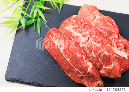 厚切りのミスジステーキ用肉 124503271