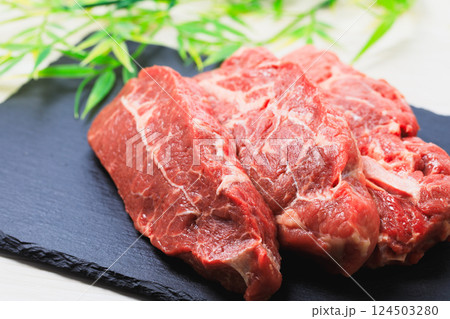 厚切りのミスジステーキ用肉 124503280