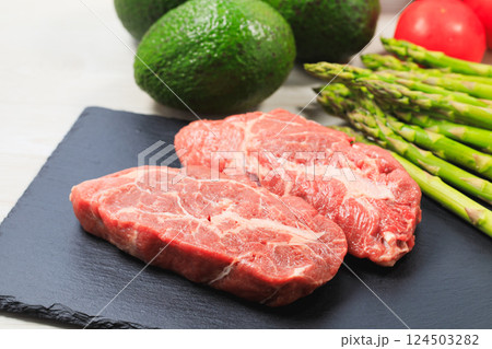 厚切りのミスジステーキ用肉 124503282