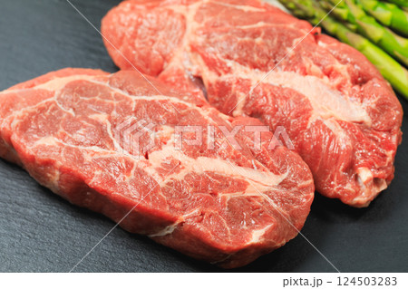 厚切りのミスジステーキ用肉 124503283