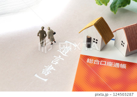 遺言状と残されたマイホームや通帳や札束と電卓と印鑑 124503287