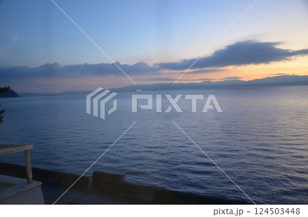 鹿児島湾の夜明け 鹿児島湾の夜明け 124503448
