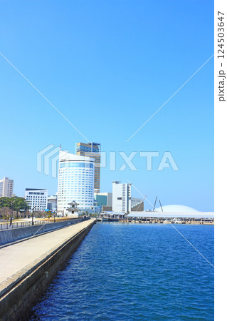 香川県高松市、サンポート高松の風景 124503647