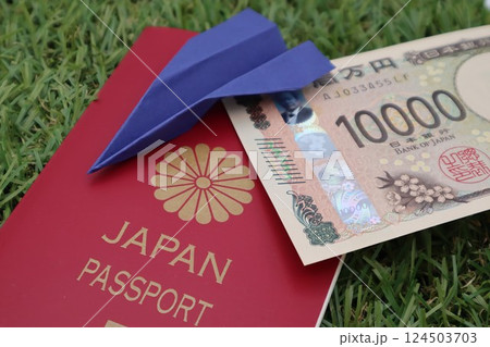 パスポートと紙飛行機と一万円札 パスポートと紙飛行機と一万円札 124503703
