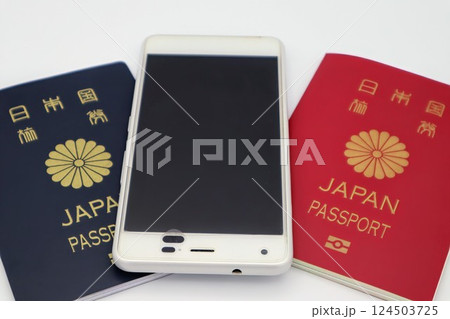 スマホとパスポート スマホとパスポート 124503725