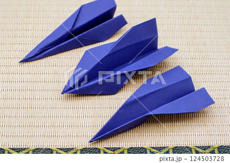 畳の上に紙飛行機 124503728