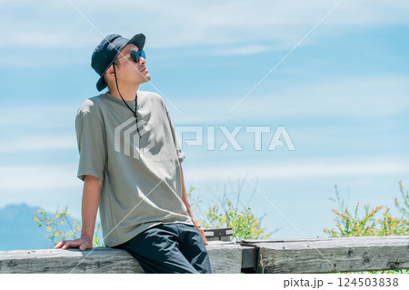 男性と夏の空と高原の風景・観光地・旅行・山・名所 男性と夏の空と高原の風景・観光地・旅行・山・名所 124503838