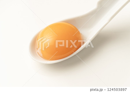 スプーンに乗せた卵黄 白背景 124503897