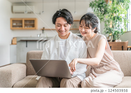 マイホームでパソコンを使う若いアジア人夫婦(資産運用・ネットショッピング) マイホームでパソコンを使う若いアジア人夫婦(資産運用・ネットショッピング) 124503938