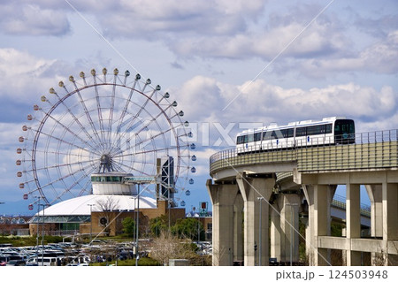 名古屋市内を背景に走るリニモ 124503948