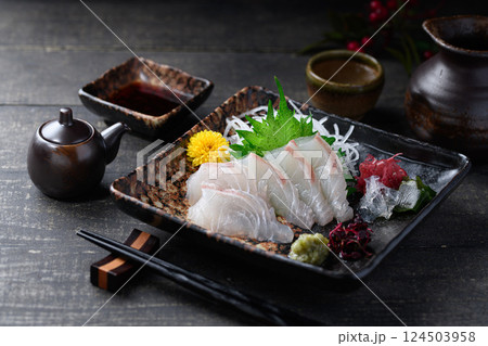 鯛のお造り 凛とした和の味わい 白身刺身と箸の構図 鯛のお造り 凛とした和の味わい 白身刺身と箸の構図 124503958