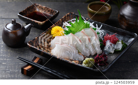 鯛のお造り 凛とした和の味わい 白身刺身と箸の構図 鯛のお造り 凛とした和の味わい 白身刺身と箸の構図 124503959