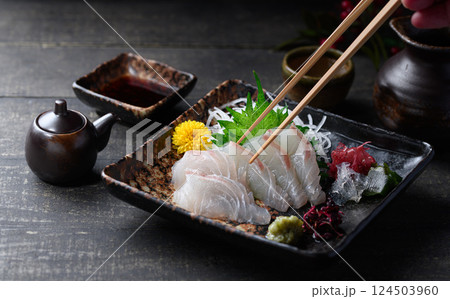 鯛のお造り 白身魚の刺身と和の器 箸でつまむ上質な一枚 124503960