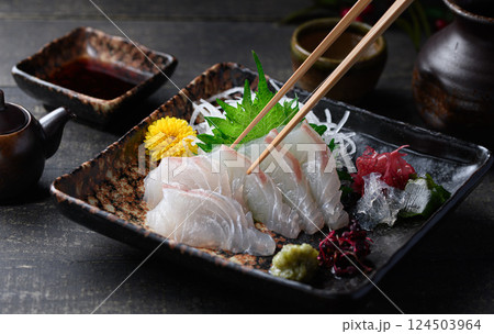 鯛のお造り 白身魚の刺身と和の器 箸でつまむ上質な一枚 鯛のお造り 白身魚の刺身と和の器 箸でつまむ上質な一枚 124503964