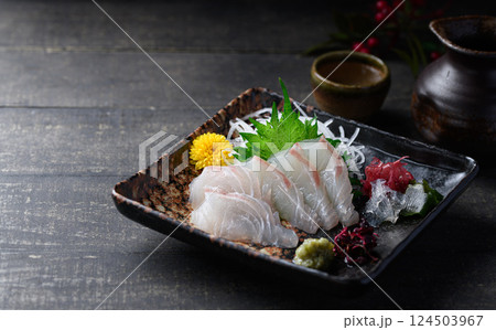 鯛のお造り　凛とした和の味わい　白身刺身と箸の構図 124503967