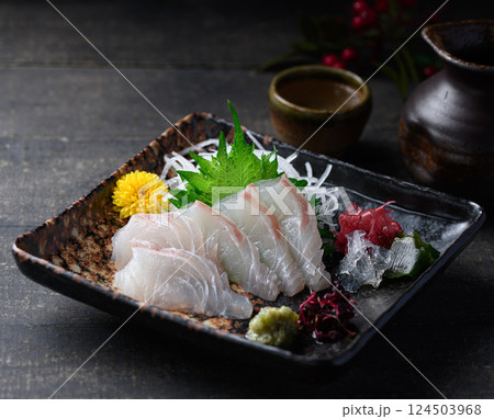 鯛のお造り 凛とした和の味わい 白身刺身と箸の構図 鯛のお造り 凛とした和の味わい 白身刺身と箸の構図 124503968