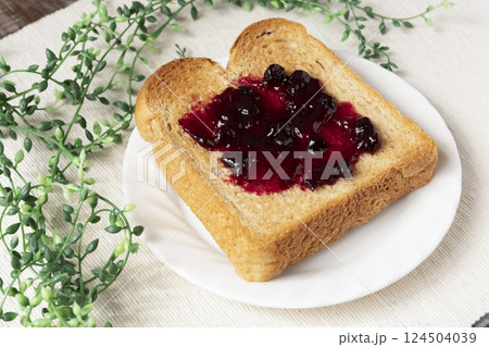 ブルーベリージャムを塗ったトーストパン 124504039