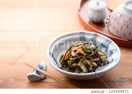 春の味覚 わらびの煮物 天然ワラビと薄揚げの煮もの 春の味覚 わらびの煮物 天然ワラビと薄揚げの煮もの 124504073