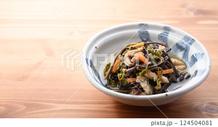春の味覚 わらびの煮物 天然ワラビと薄揚げの煮もの 春の味覚 わらびの煮物 天然ワラビと薄揚げの煮もの 124504081